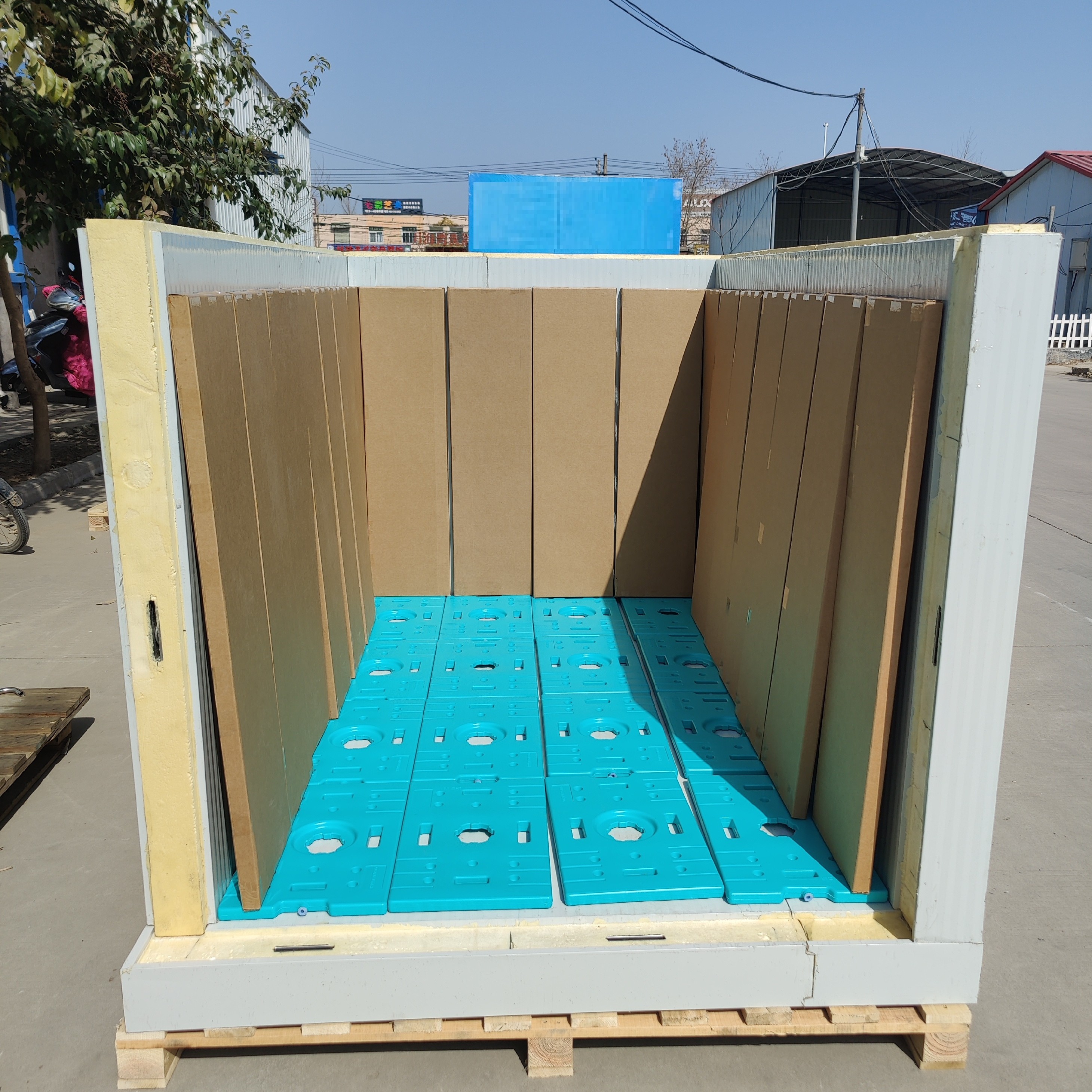 托盘式保温箱内部结构 | VIP复合保温层 | 医用级内胆材质 托盘式保温箱内部结构特写,展示医用级HDPE内胆与超厚VIP真空绝热板复合保温层设计