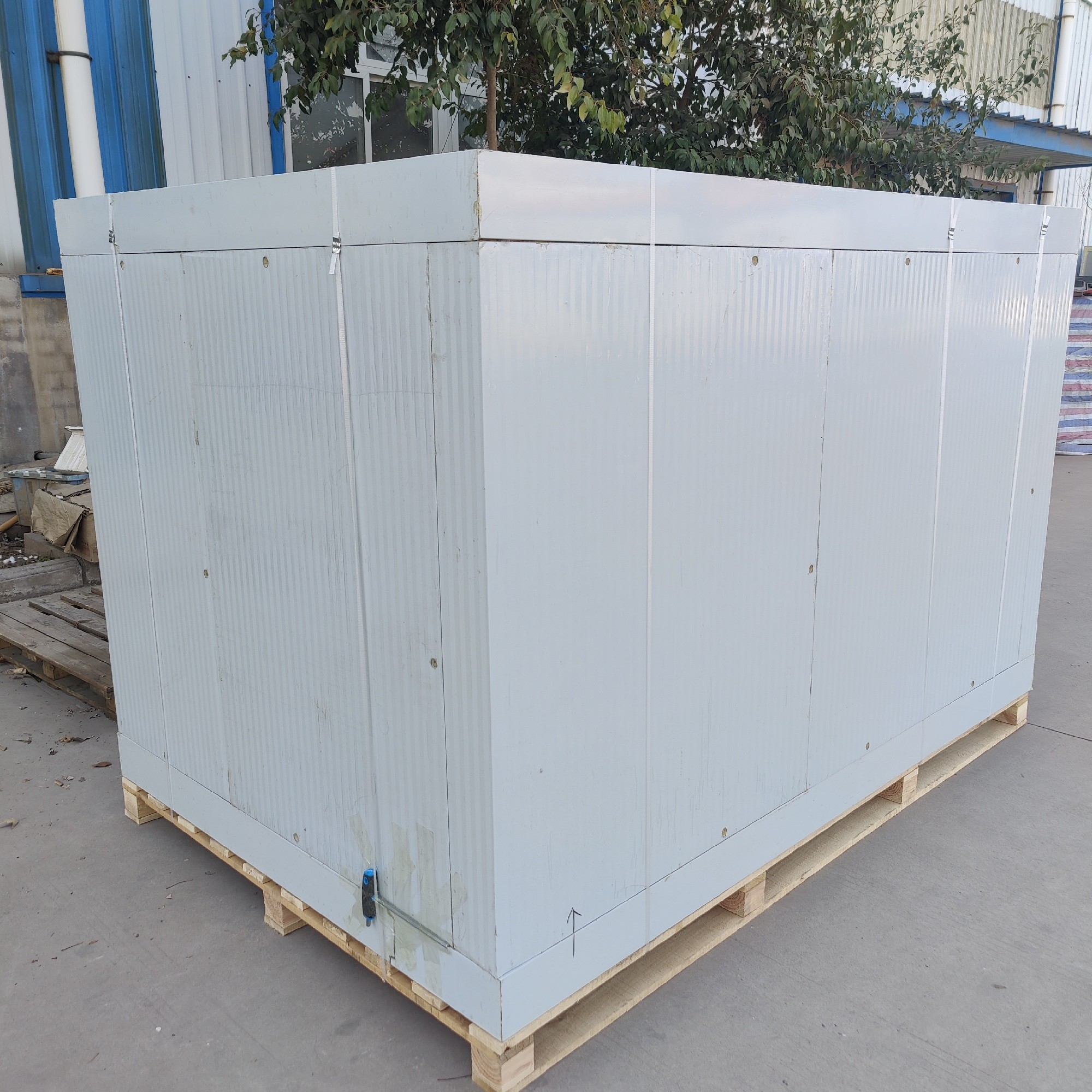 托盘式保温箱在制药企业应用 | 批量药品干线冷链运输场景 制药企业仓库中,托盘式保温箱装载大批量药品,准备进行标准化干线冷链运输作业